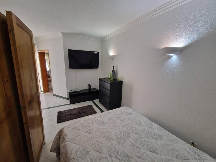 Charming Beachside Apartment- The Perfect Getaway! Albufeira Exterior foto
