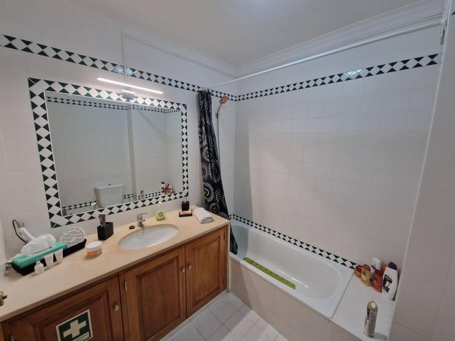 Charming Beachside Apartment- The Perfect Getaway! Albufeira Exterior foto